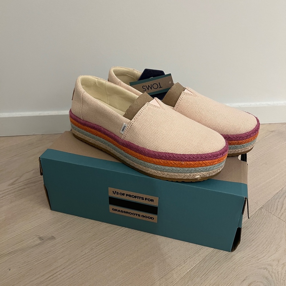 brand new toms valencia canvas shoe / size 8